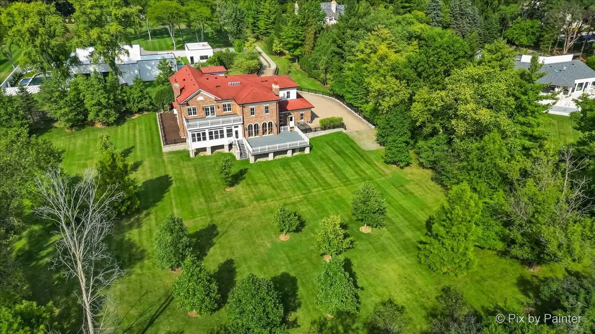 27 W Onwentsia Road IL