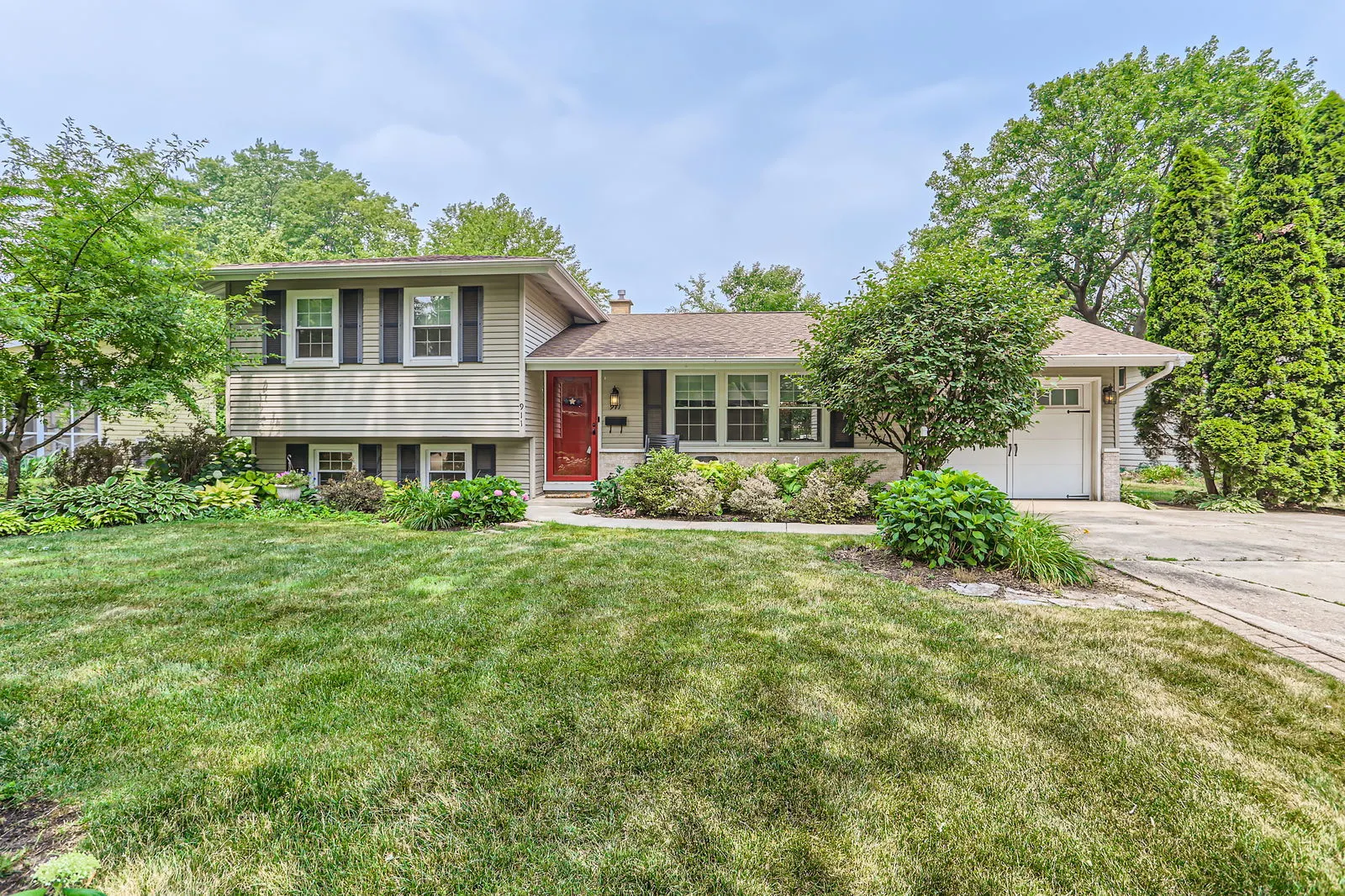 911 Lilac Lane IL