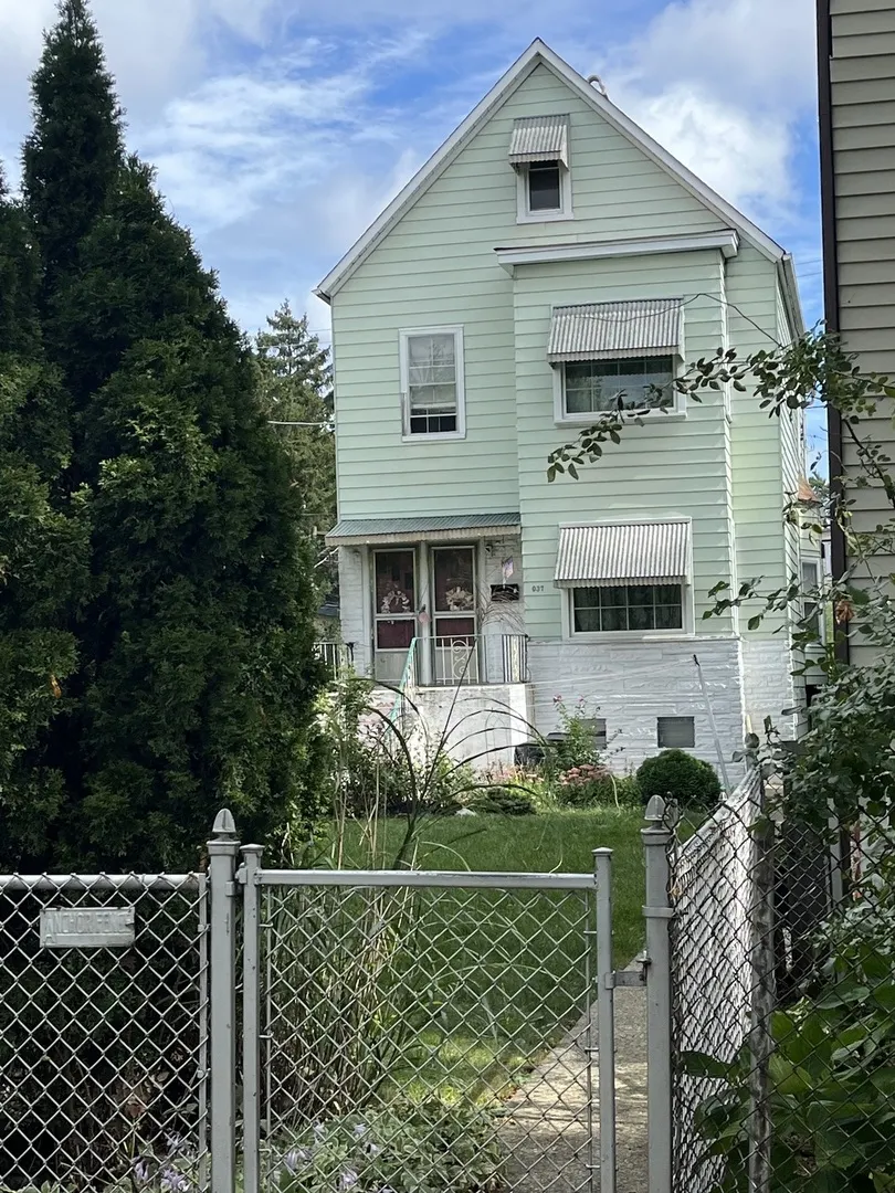 3037 N Central Park Avenue N IL