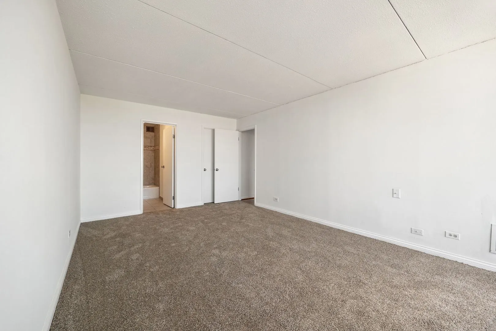 2005 S Finley Road 1204 IL