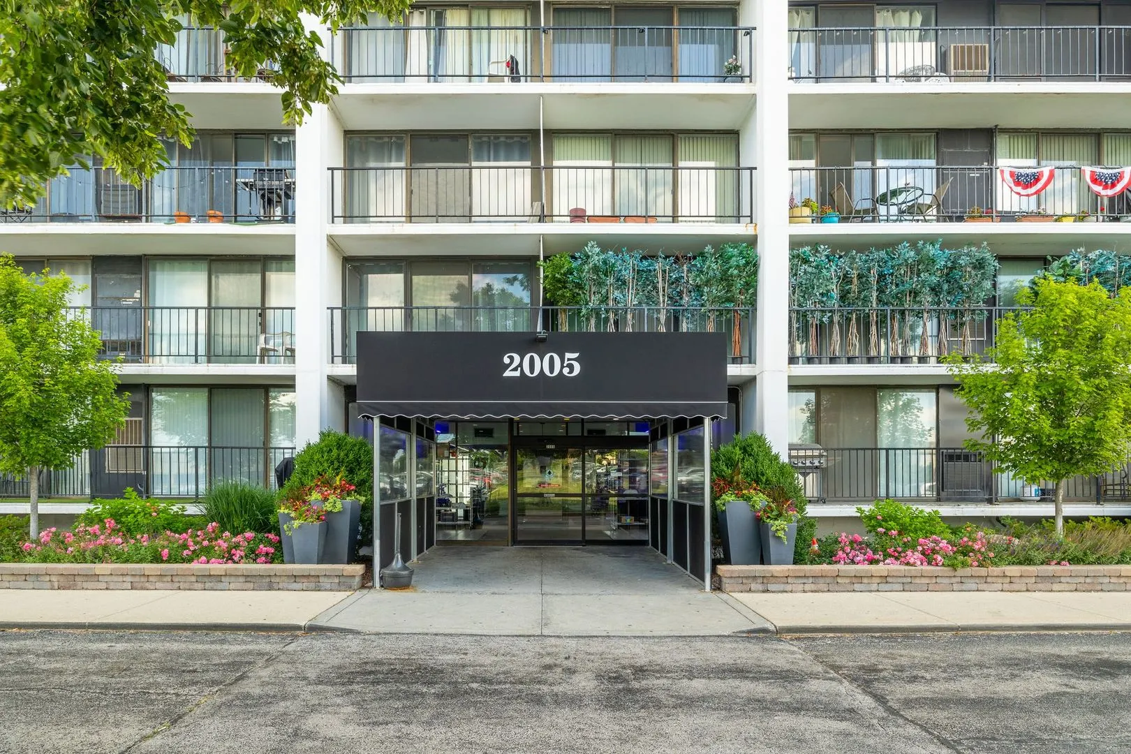 2005 S Finley Road 1204 IL