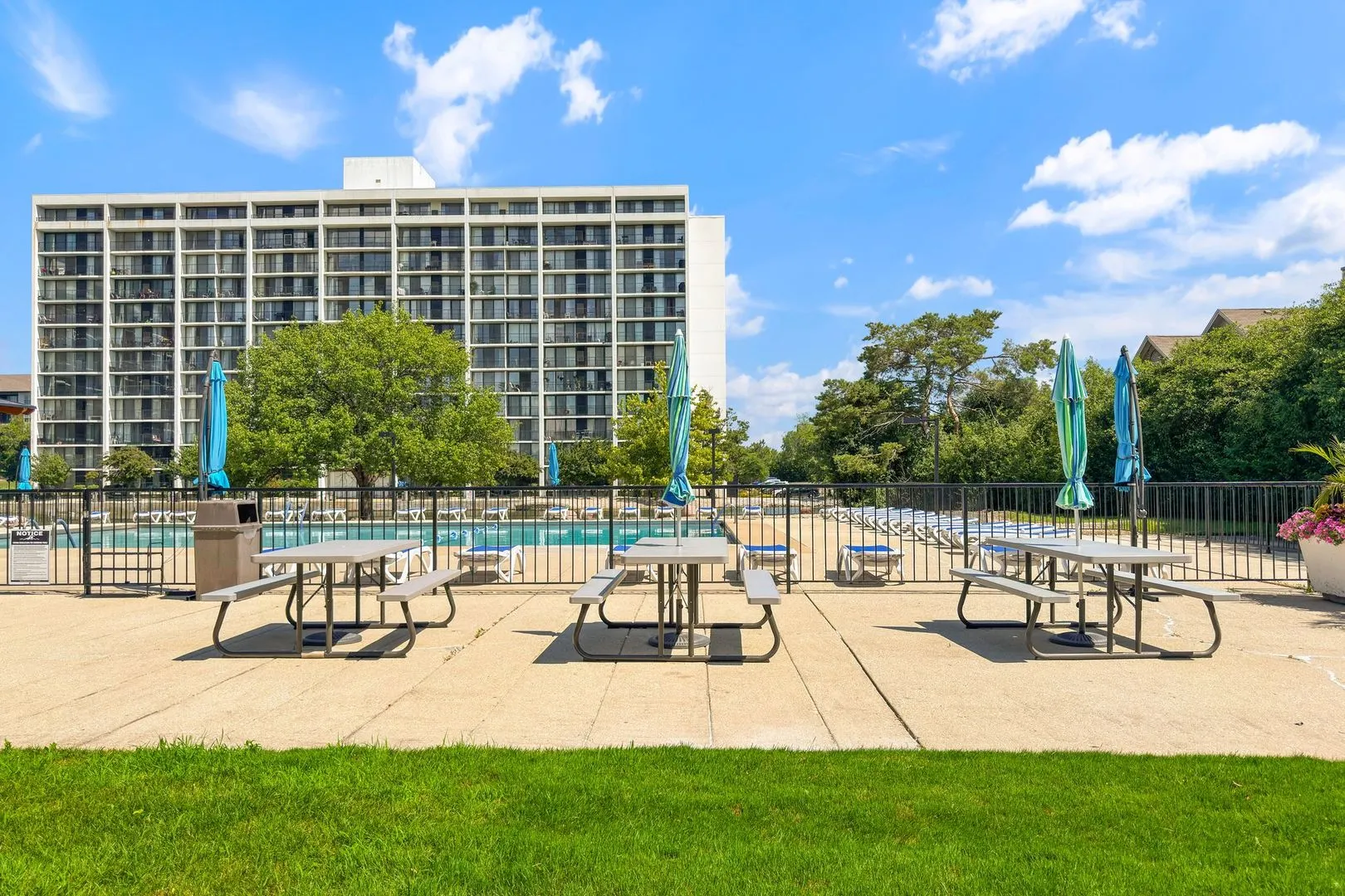 2005 S Finley Road 1204 IL