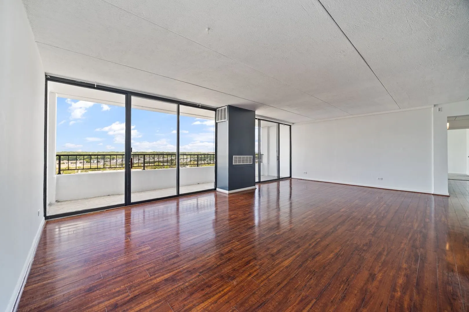 2005 S Finley Road 1204 IL