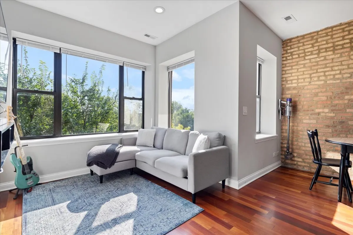 1152 N Kedzie Avenue 402 IL