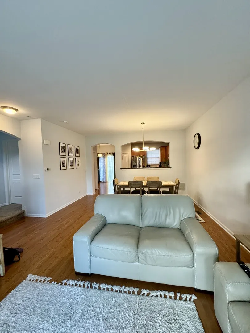 17 E Willow Road 17 IL