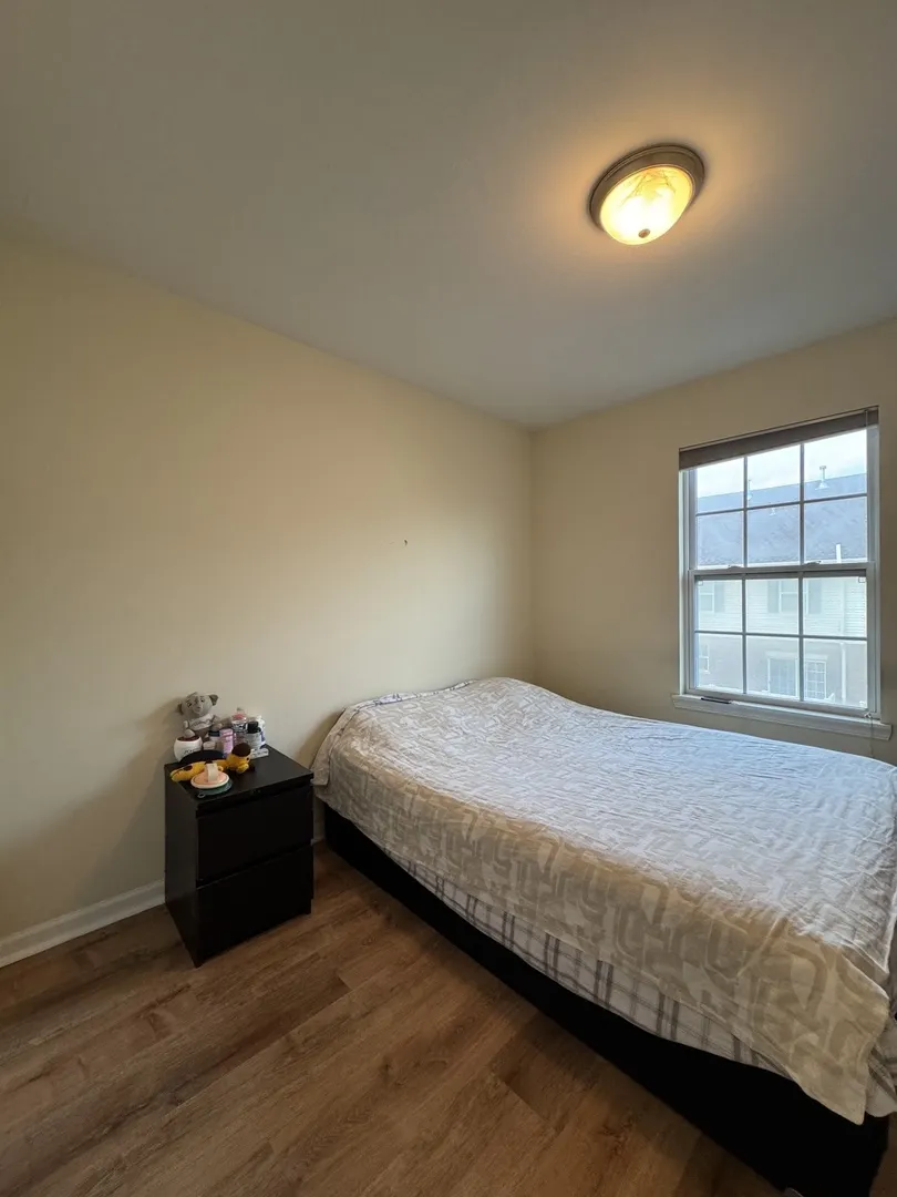 17 E Willow Road 17 IL
