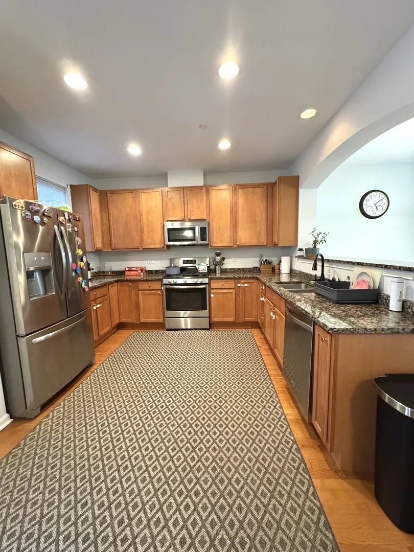 17 E Willow Road 17 IL