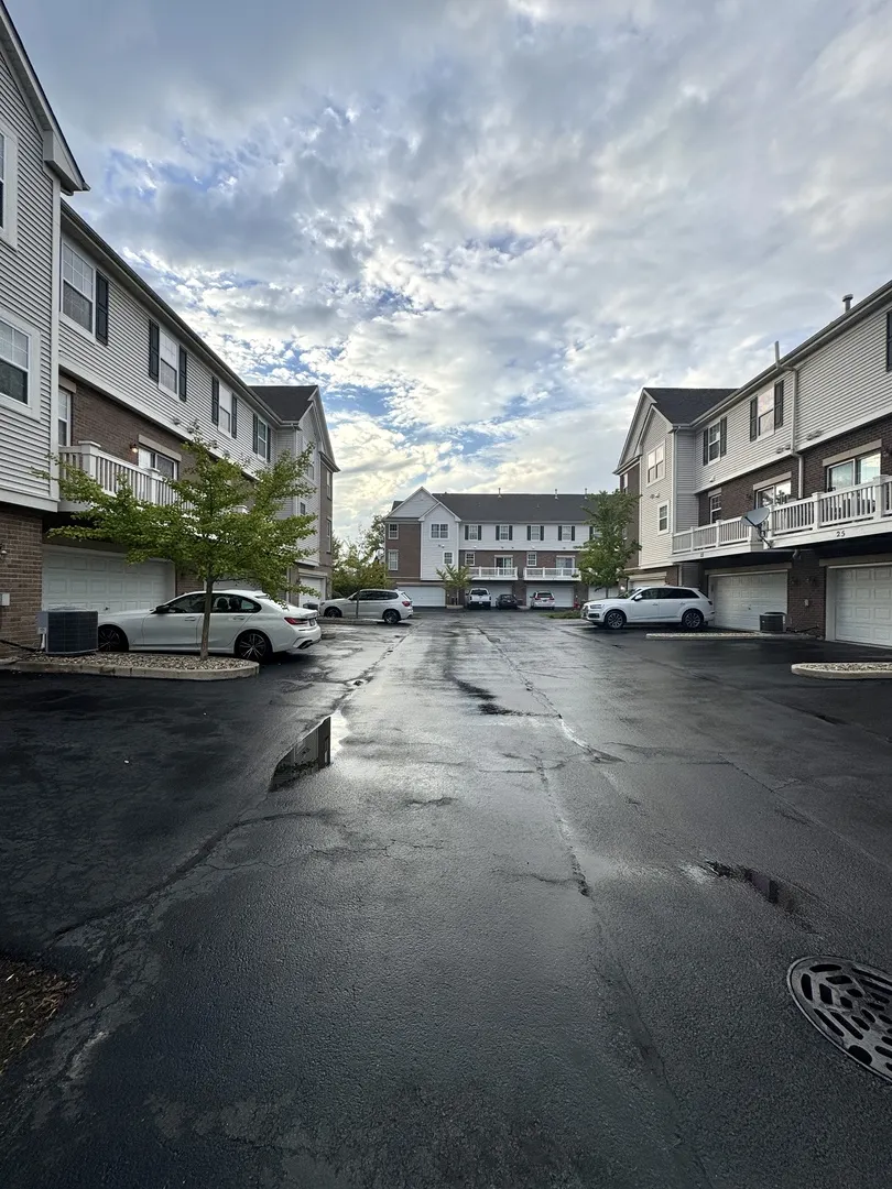 17 E Willow Road 17 IL