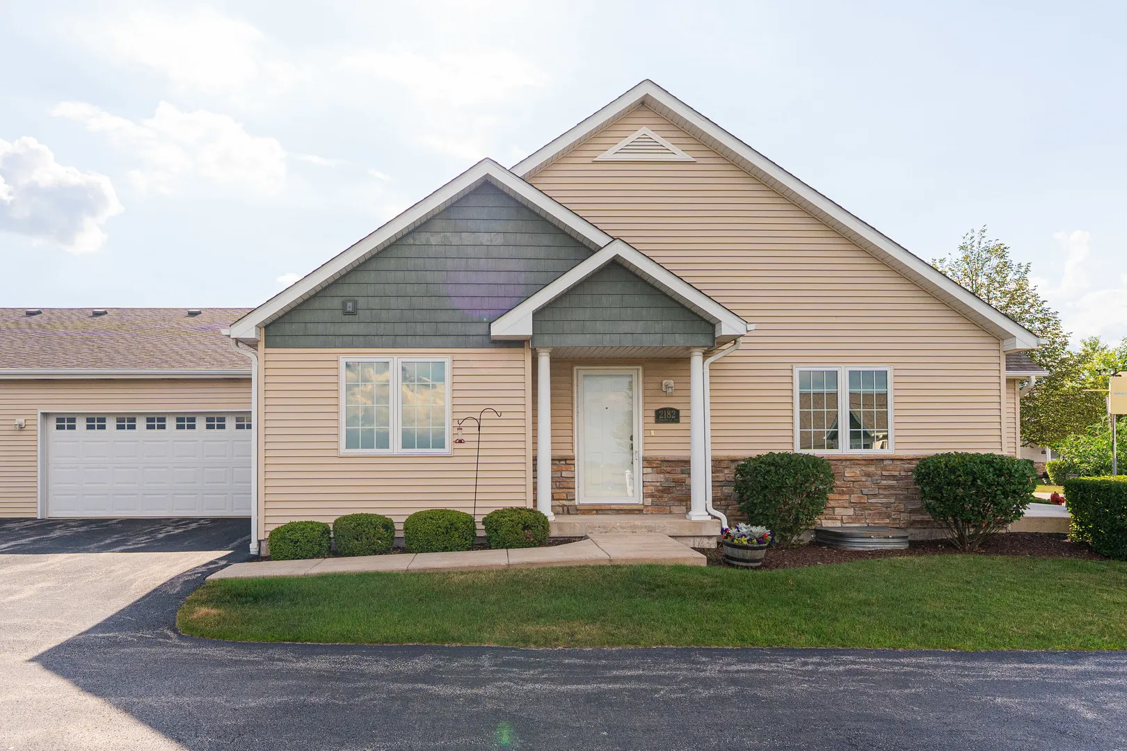 2182 Waterbury Lane E 2182 IL