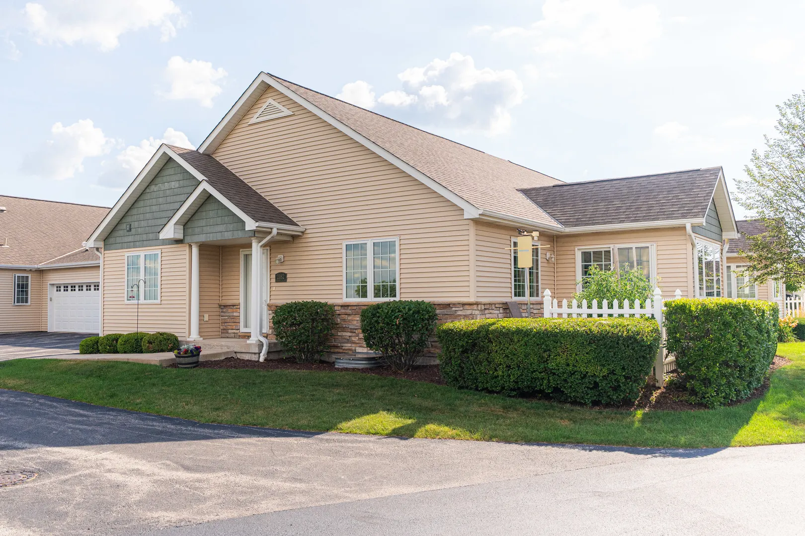 2182 Waterbury Lane E 2182 IL
