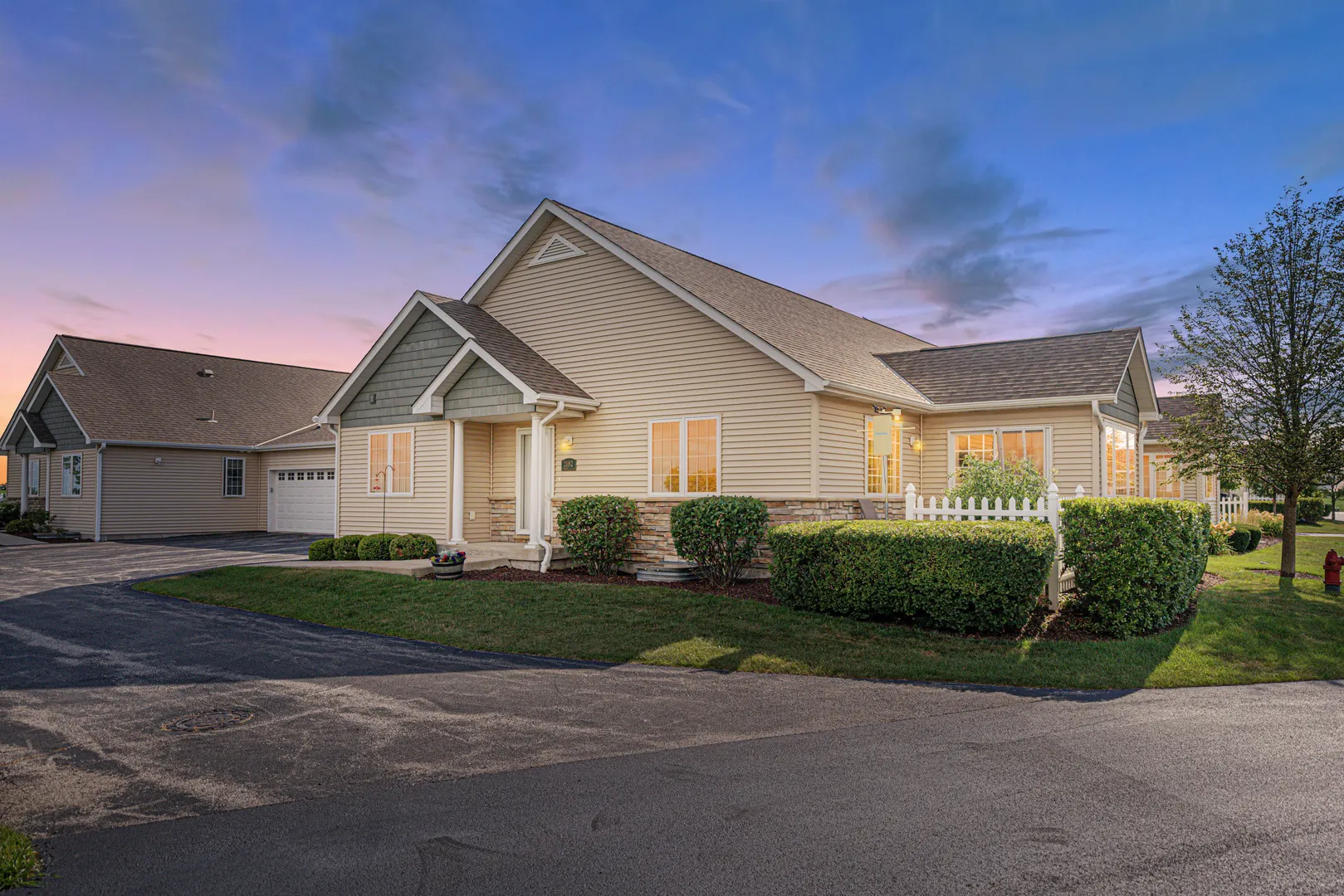 2182 Waterbury Lane E 2182 IL