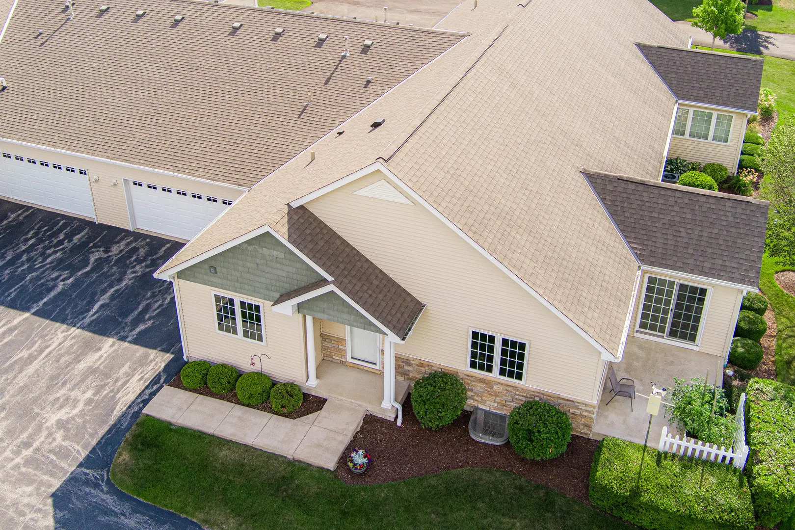 2182 Waterbury Lane E 2182 IL