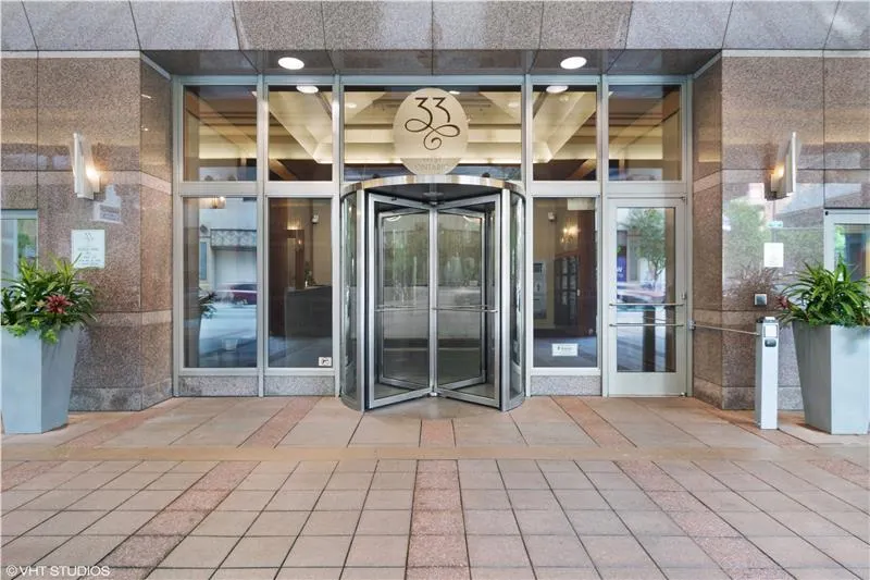 33 W Ontario Street 39ES IL