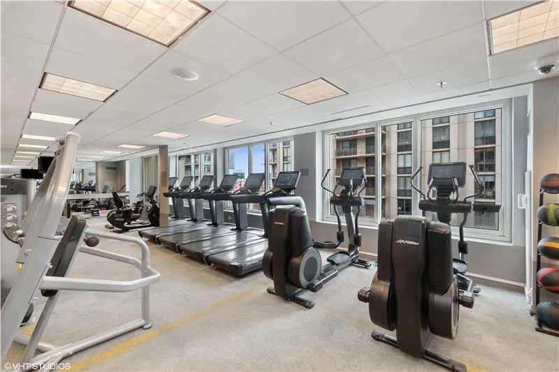 33 W Ontario Street 39ES IL