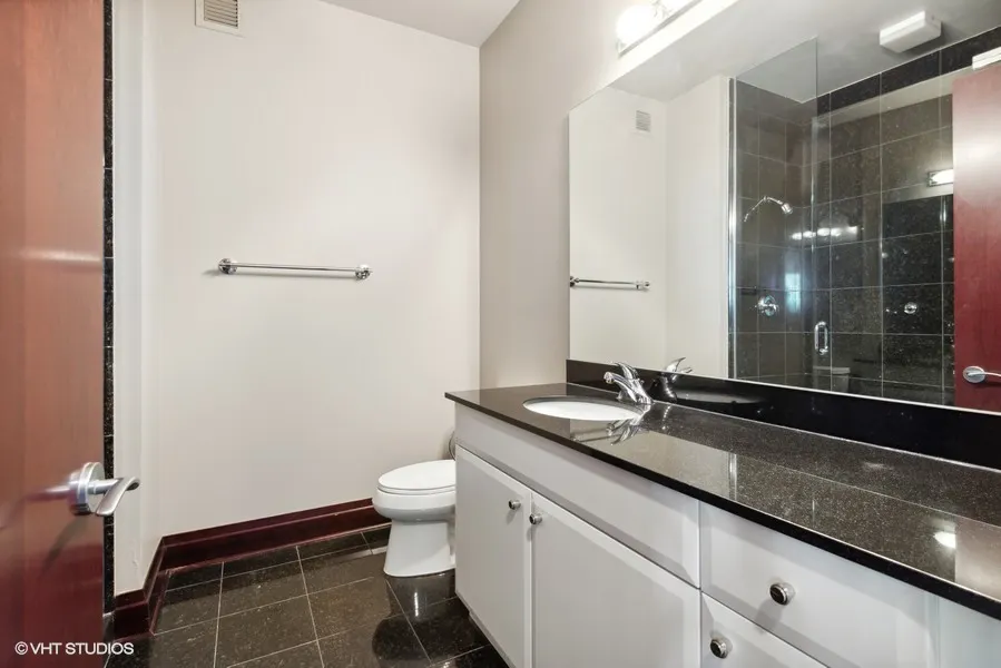 33 W Ontario Street 39ES IL