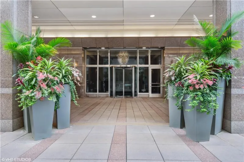 33 W Ontario Street 39ES IL
