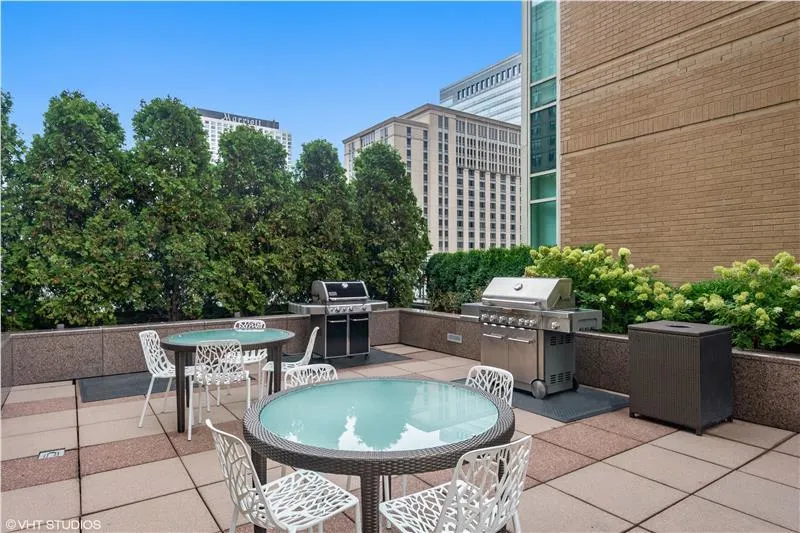 33 W Ontario Street 39ES IL