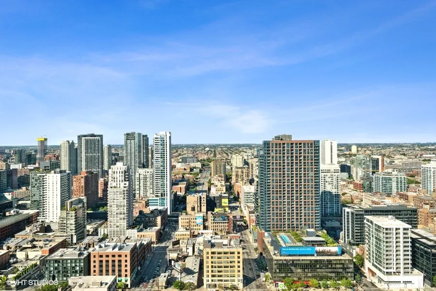 33 W Ontario Street 39ES IL