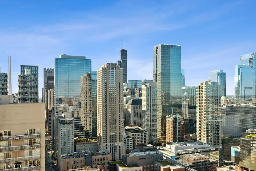 33 W Ontario Street 39ES IL