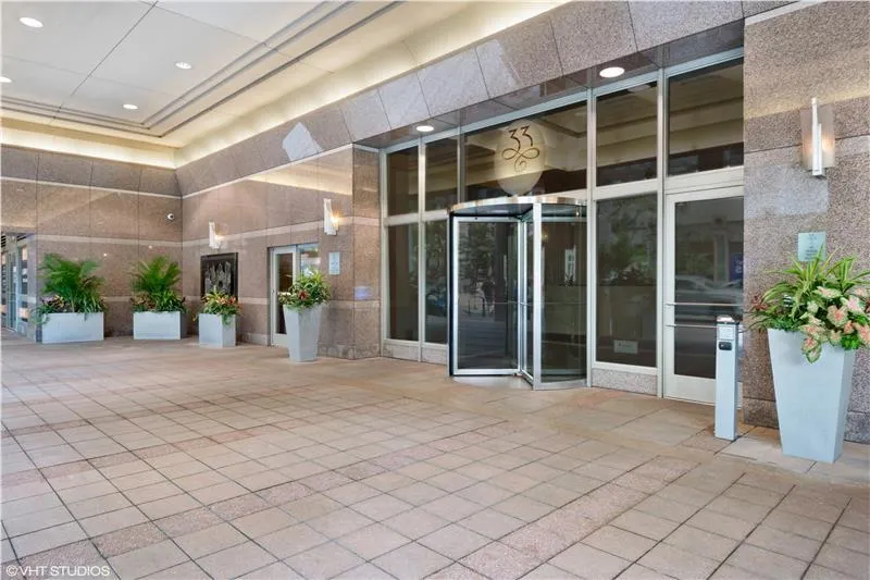 33 W Ontario Street 39ES IL