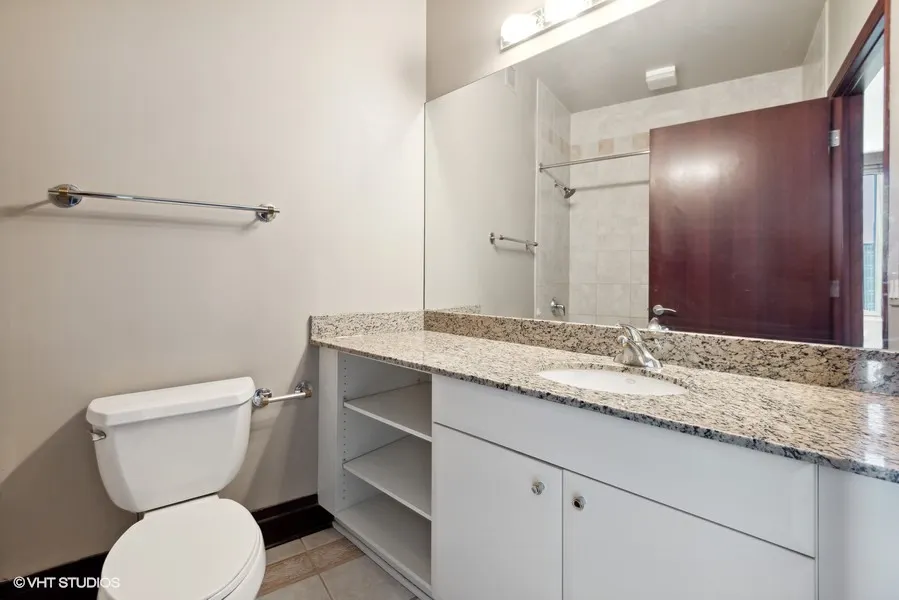 33 W Ontario Street 39ES IL