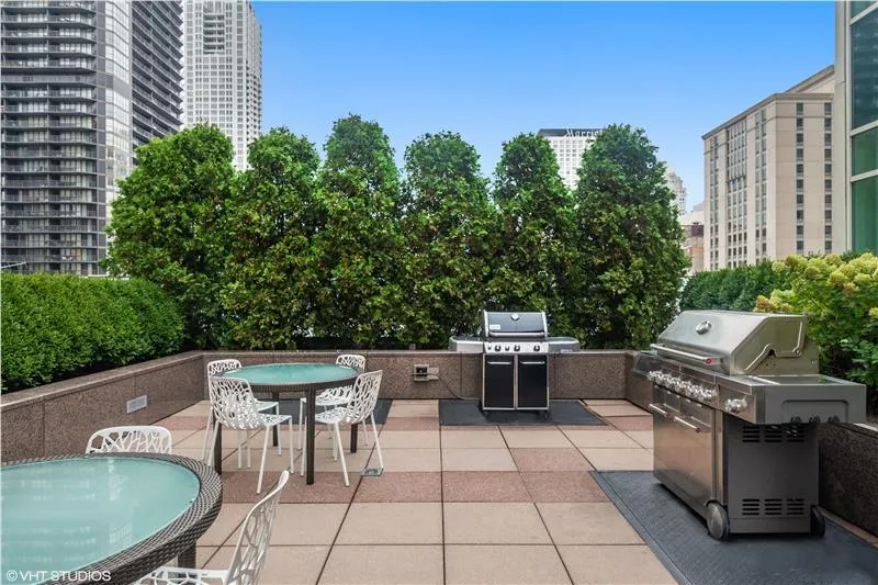33 W Ontario Street 39ES IL