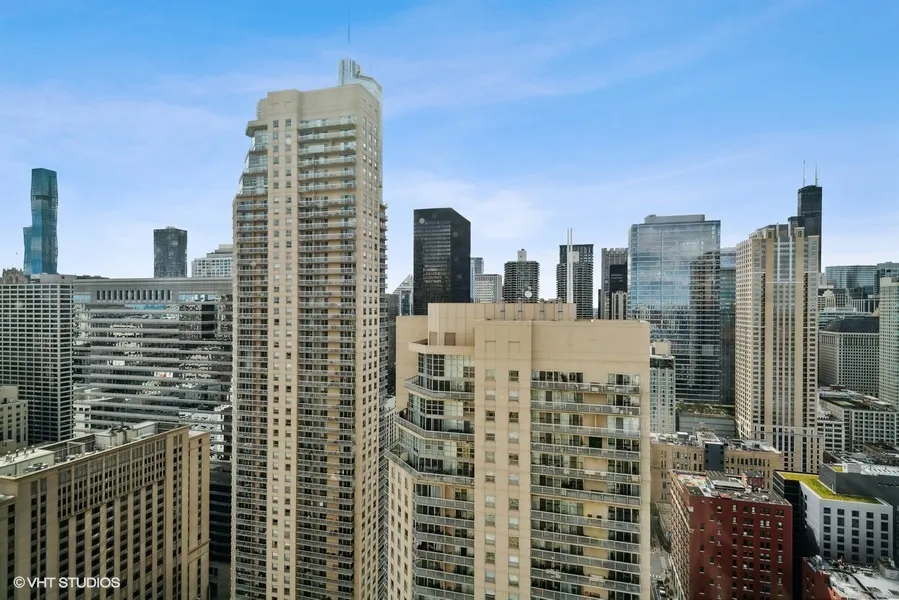 33 W Ontario Street 39ES IL