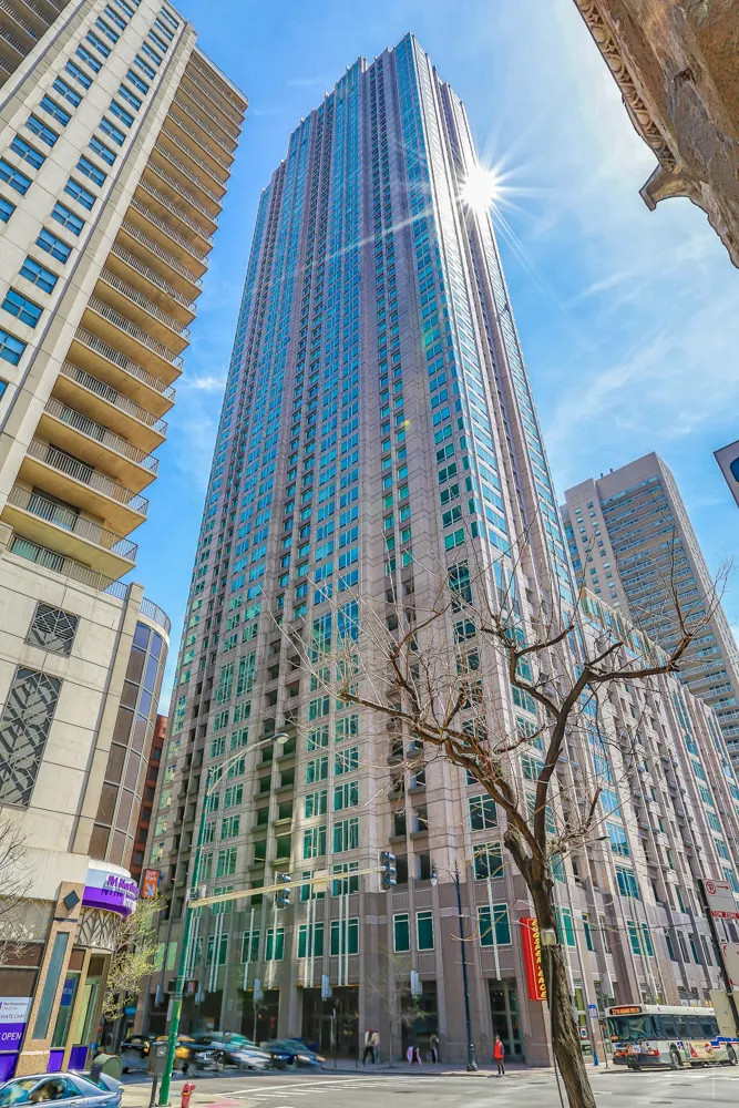 33 W Ontario Street 39ES IL
