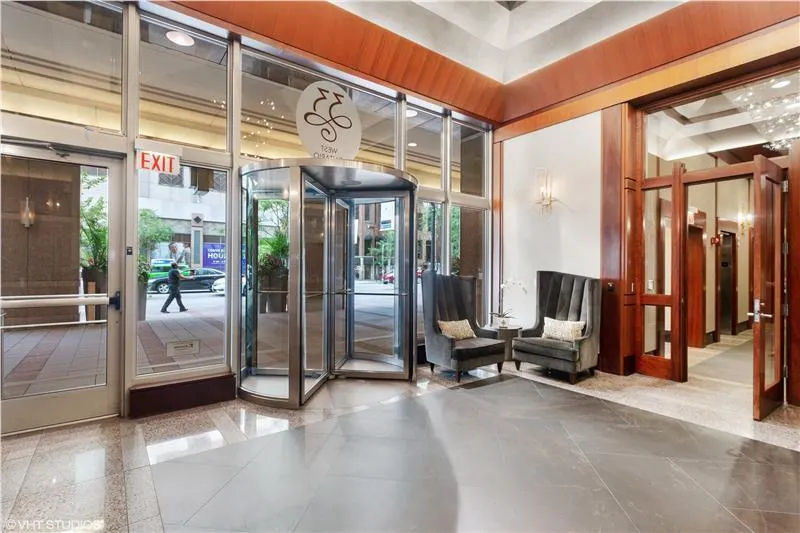 33 W Ontario Street 39ES IL