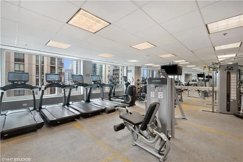 33 W Ontario Street 39ES IL