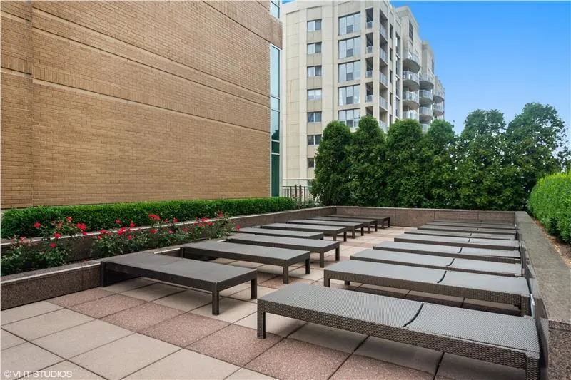 33 W Ontario Street 39ES IL