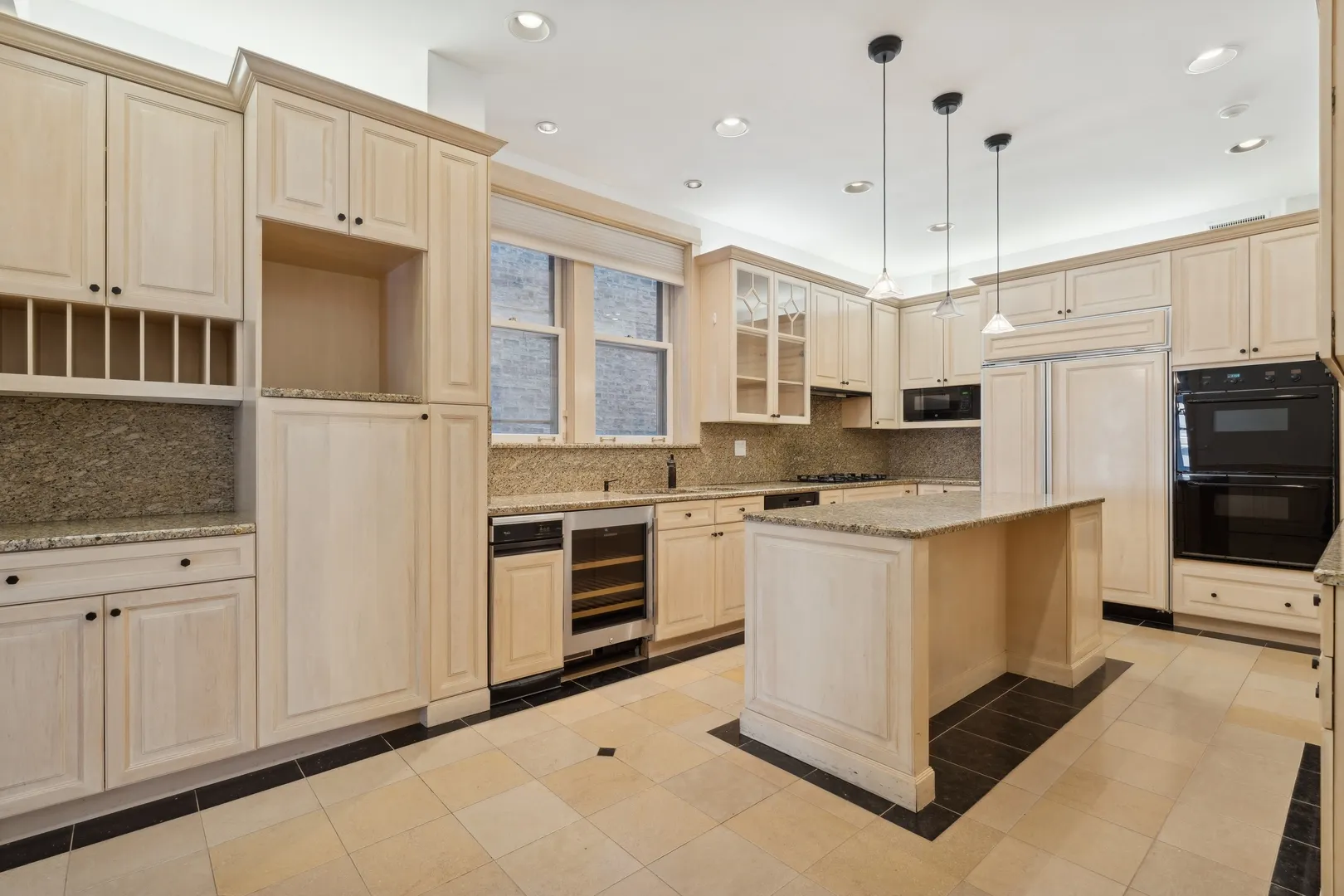 2305 N Commonwealth Avenue 1N IL