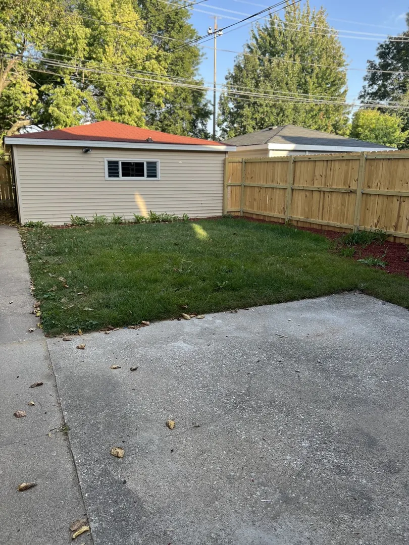 8521 S Saint Lawrence Avenue IL