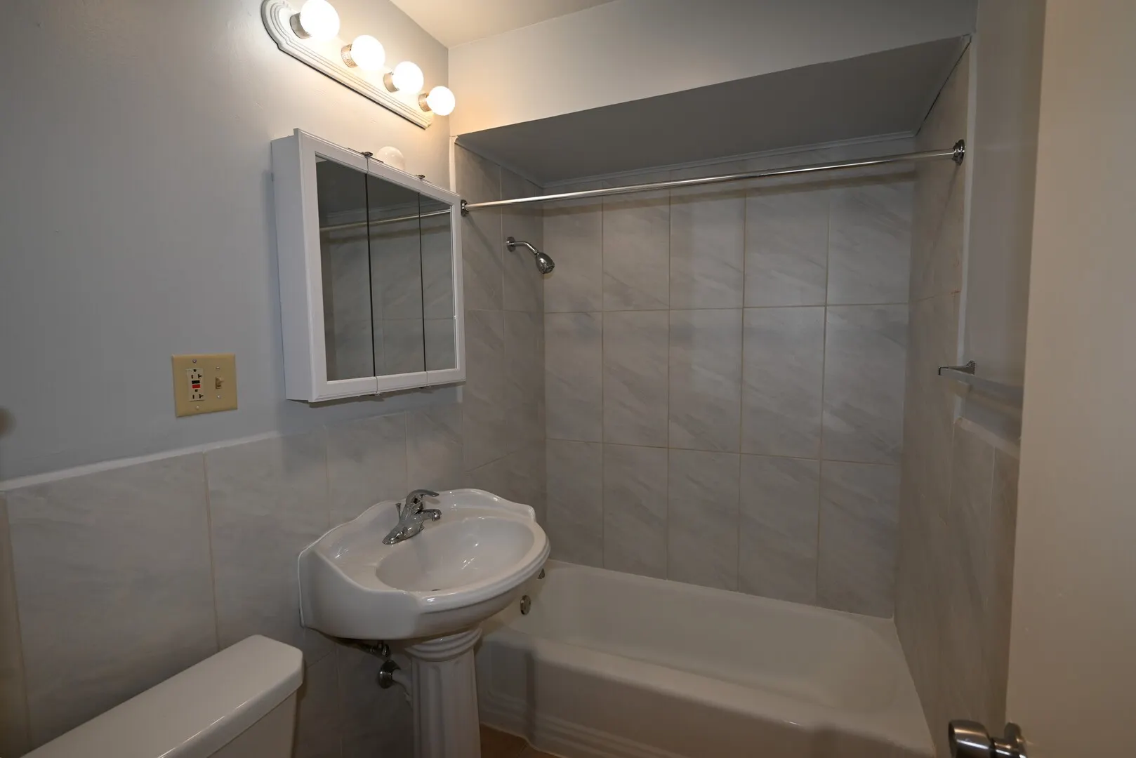 142 ASBURY Avenue 2E IL