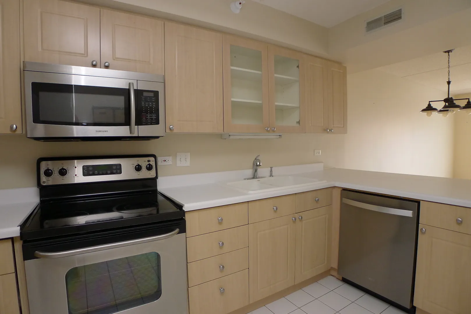 811 CHICAGO Avenue 407 IL