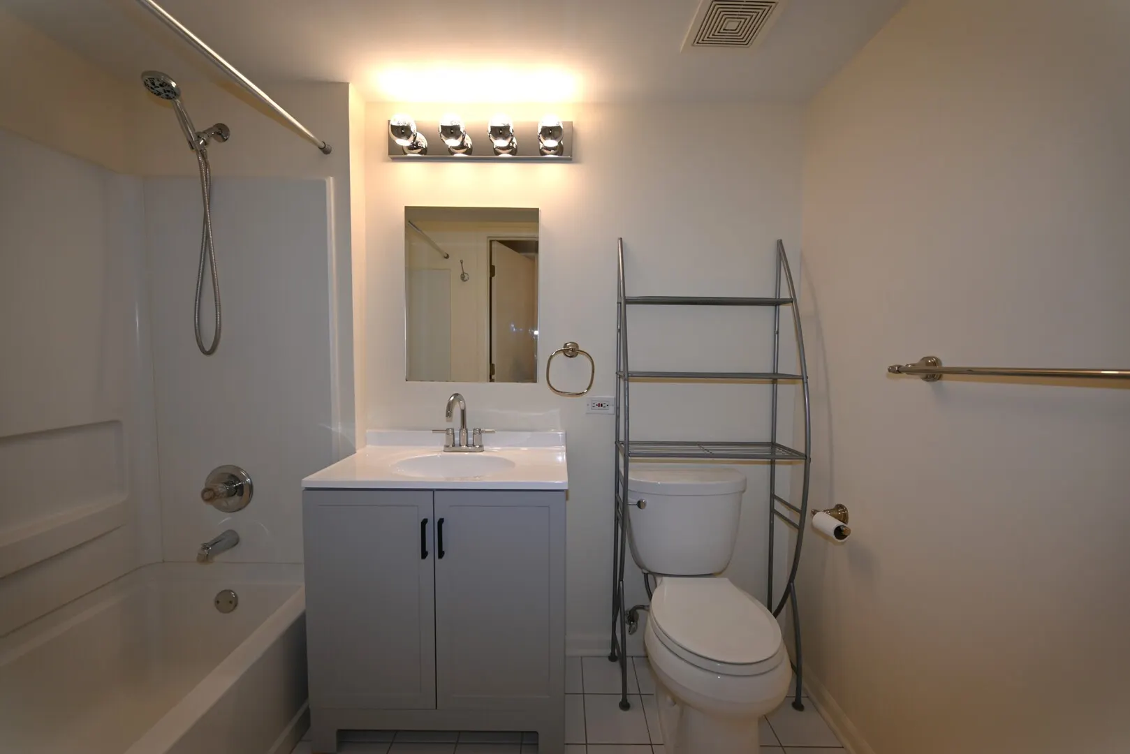 811 CHICAGO Avenue 407 IL