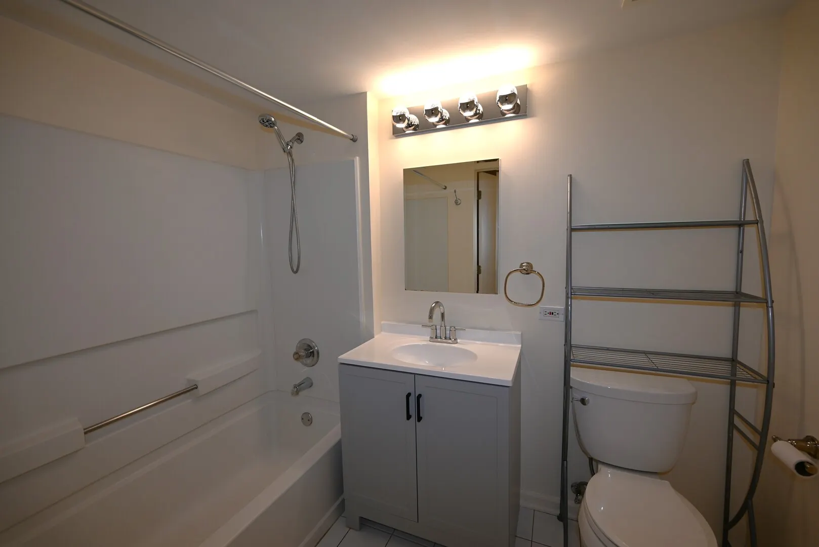 811 CHICAGO Avenue 407 IL