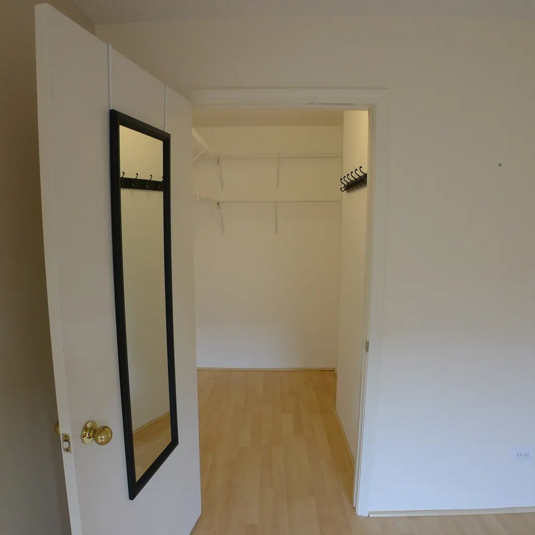 811 CHICAGO Avenue 407 IL