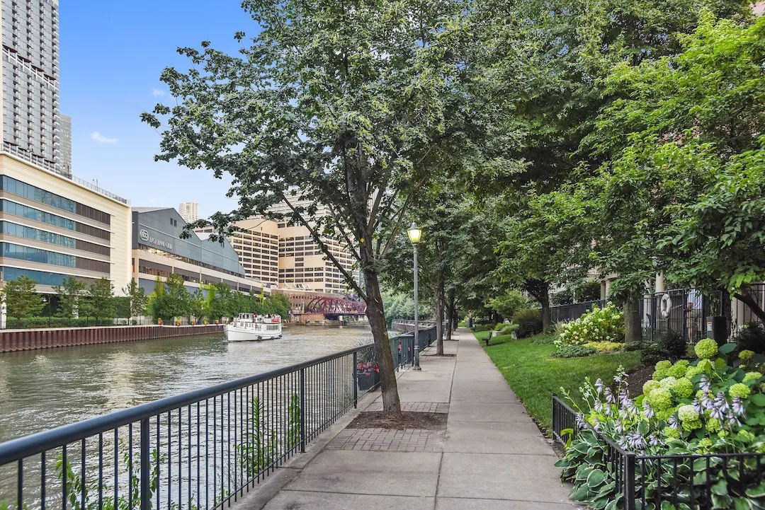 400 N Clinton Street 601 IL