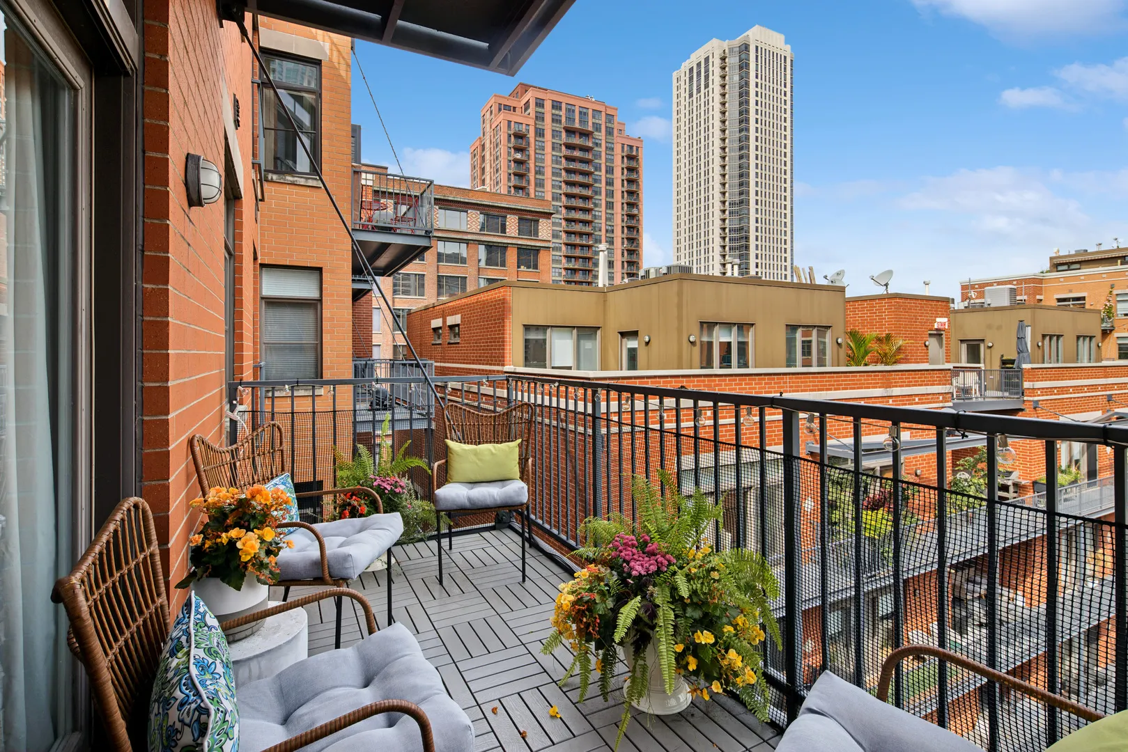 560 W FULTON Street 503 IL