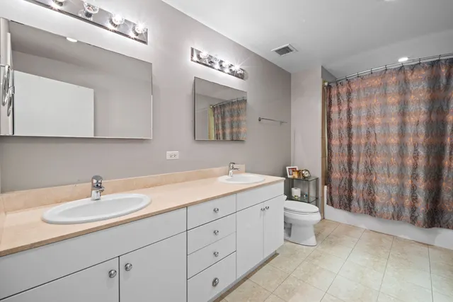 8 E RANDOLPH Street 3004 IL