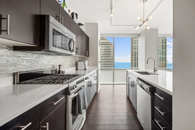 8 E RANDOLPH Street 3004 IL