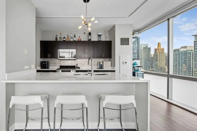 8 E RANDOLPH Street 3004 IL