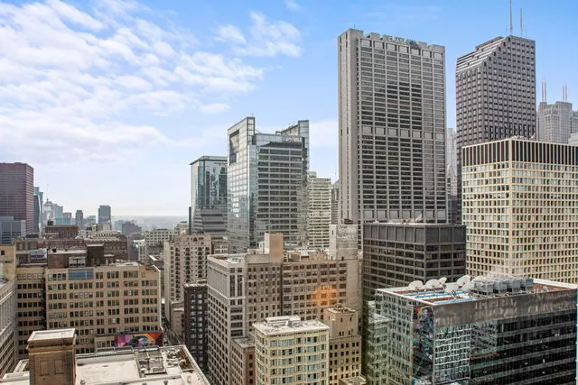 8 E RANDOLPH Street 3004 IL