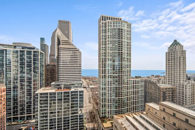 8 E RANDOLPH Street 3004 IL