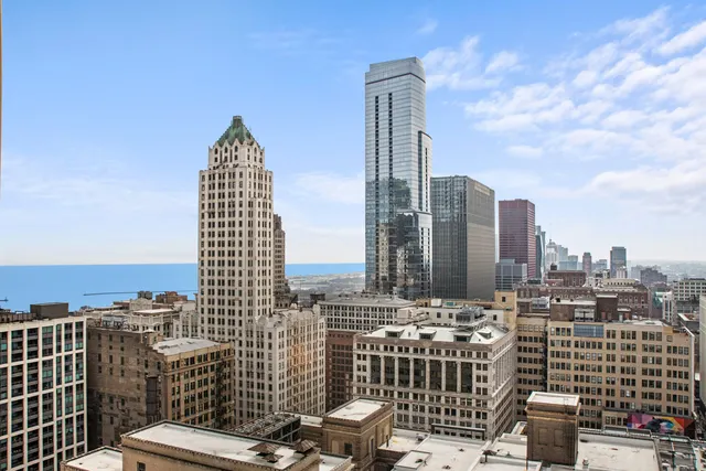 8 E RANDOLPH Street 3004 IL