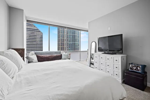 8 E RANDOLPH Street 3004 IL