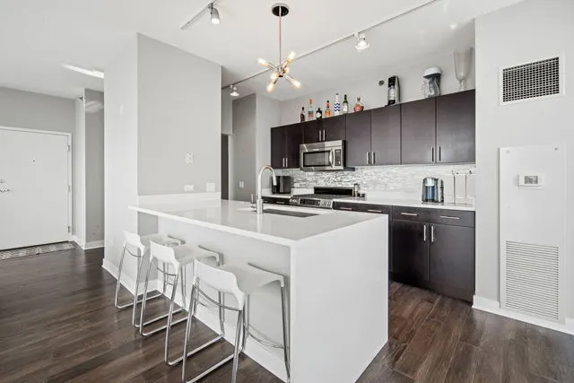 8 E RANDOLPH Street 3004 IL
