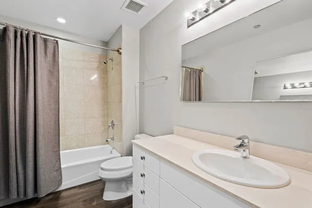 8 E RANDOLPH Street 3004 IL