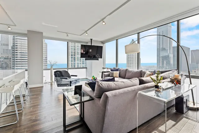 8 E RANDOLPH Street 3004 IL
